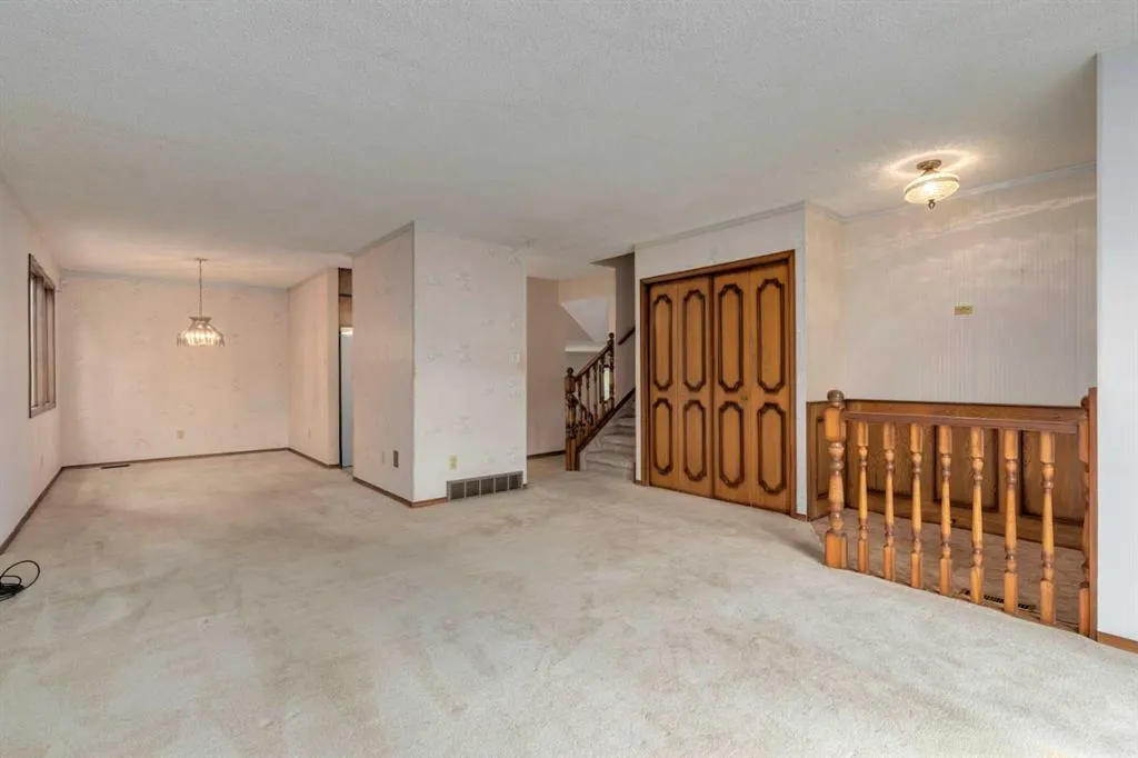 24 Strathcona Close SW