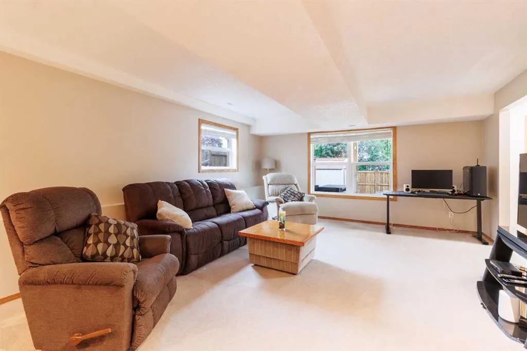 20 Macewan Ridge Gate NW