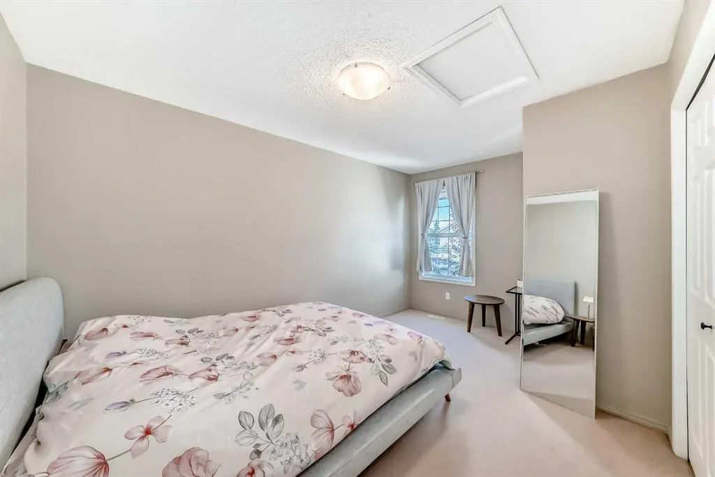 26 Royal Elm Drive NW