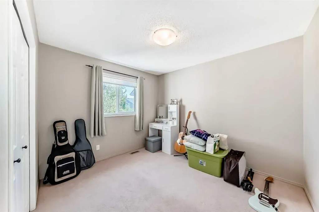 26 Royal Elm Drive NW