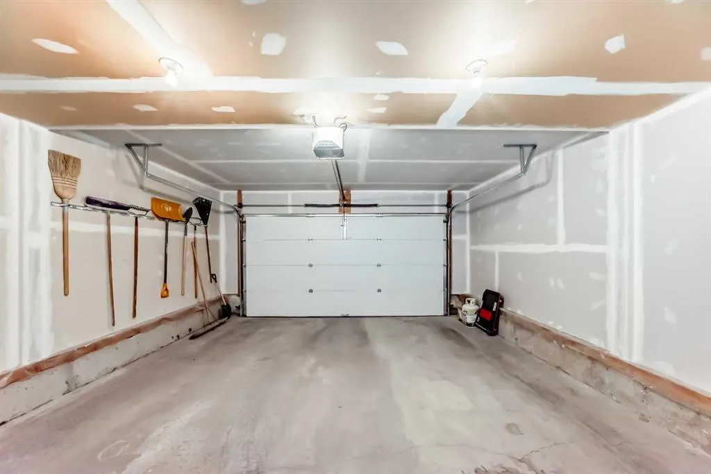 26 Royal Elm Drive NW