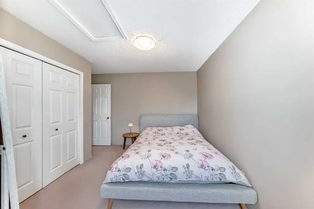 26 Royal Elm Drive NW