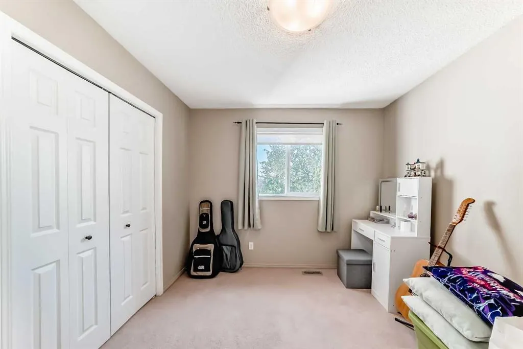 26 Royal Elm Drive NW