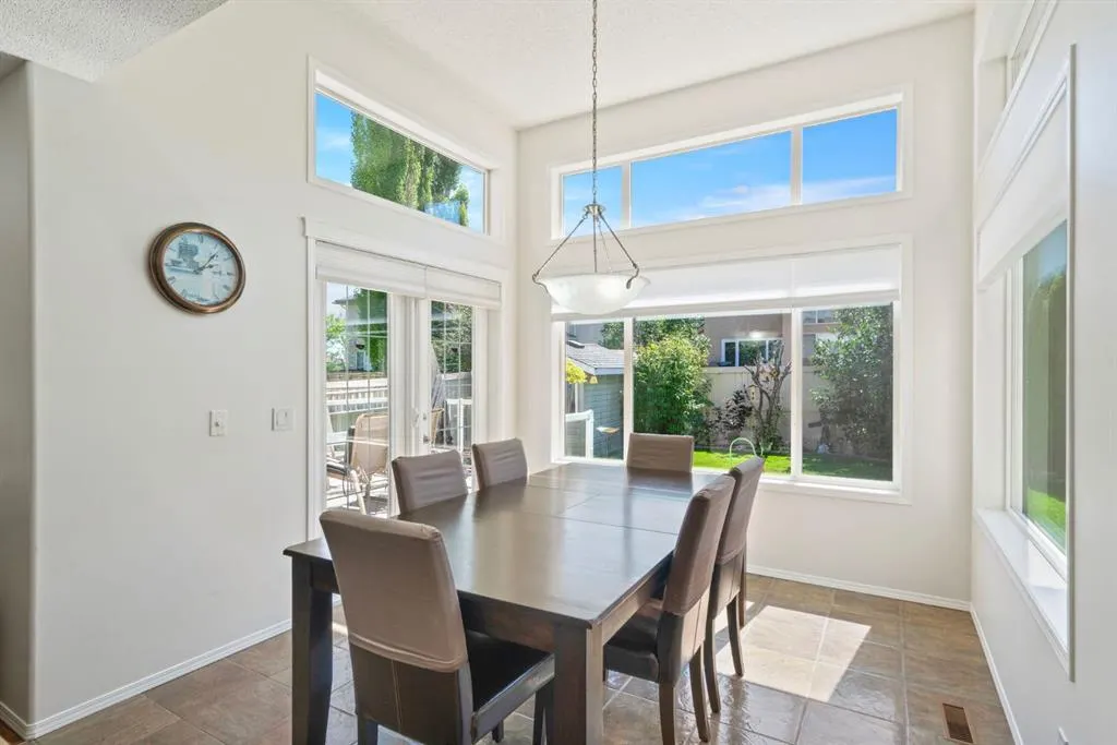 255 Everwillow Close SW