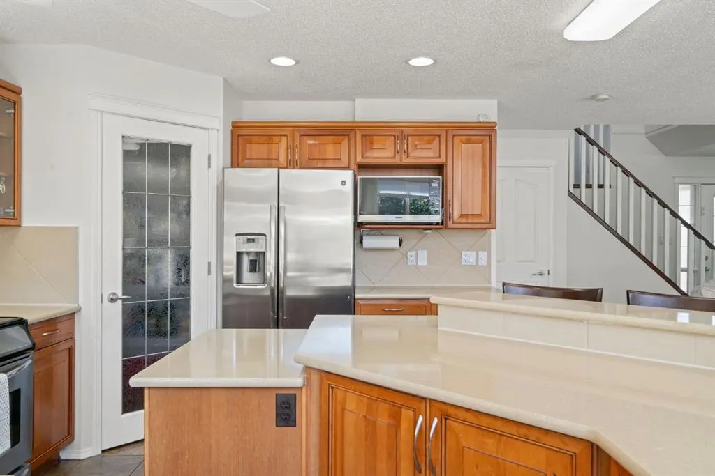 255 Everwillow Close SW
