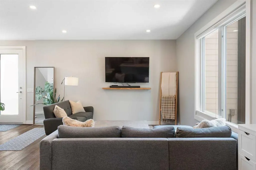 136 21 Avenue NE, #2