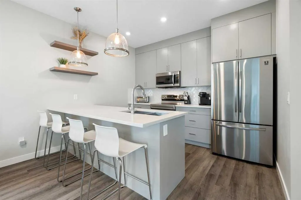 136 21 Avenue NE, #2