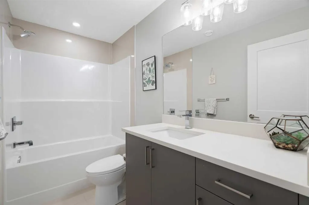 136 21 Avenue NE, #2