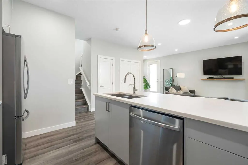 136 21 Avenue NE, #2