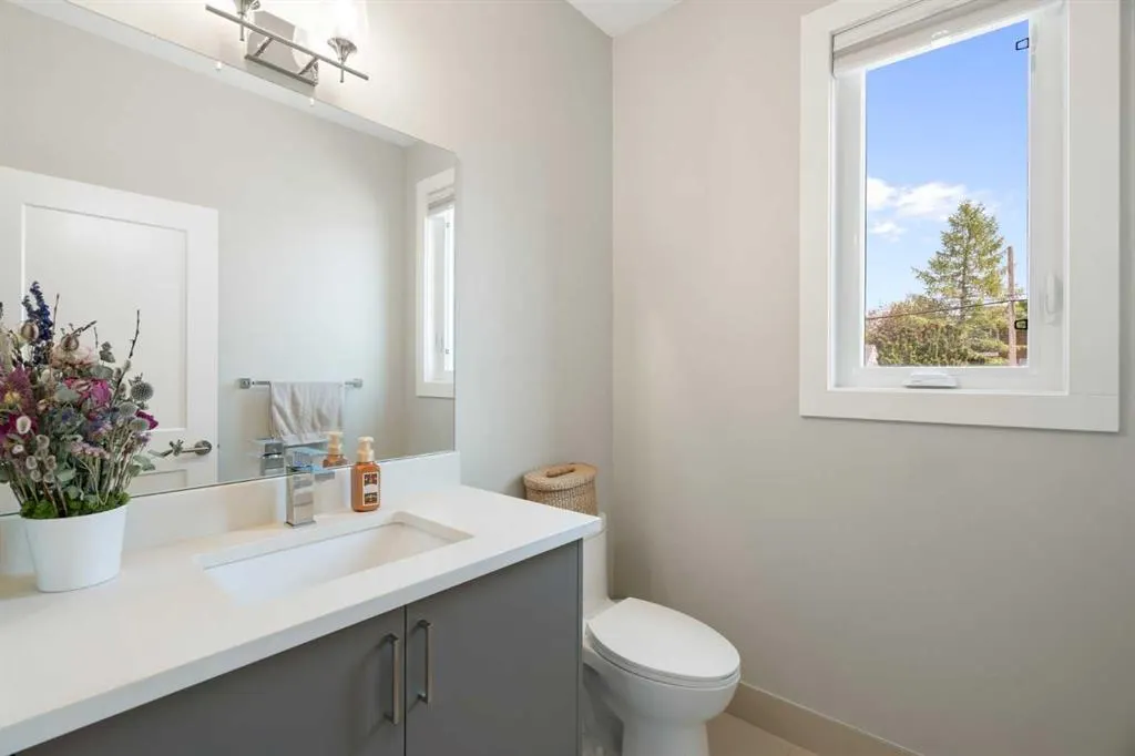136 21 Avenue NE, #2