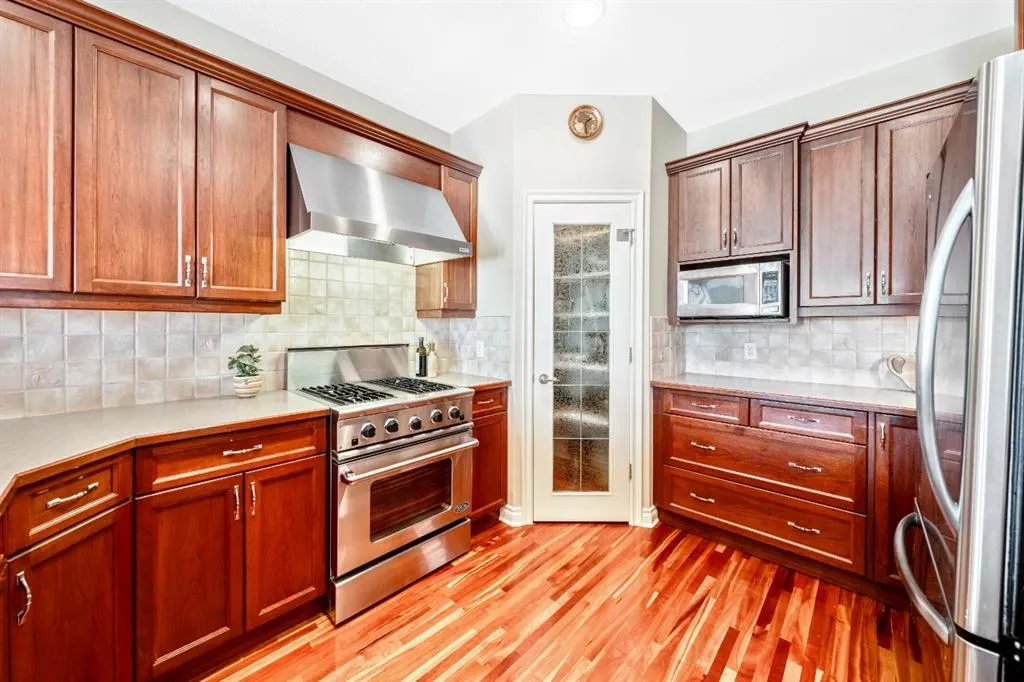 94 Simcoe Crescent SW