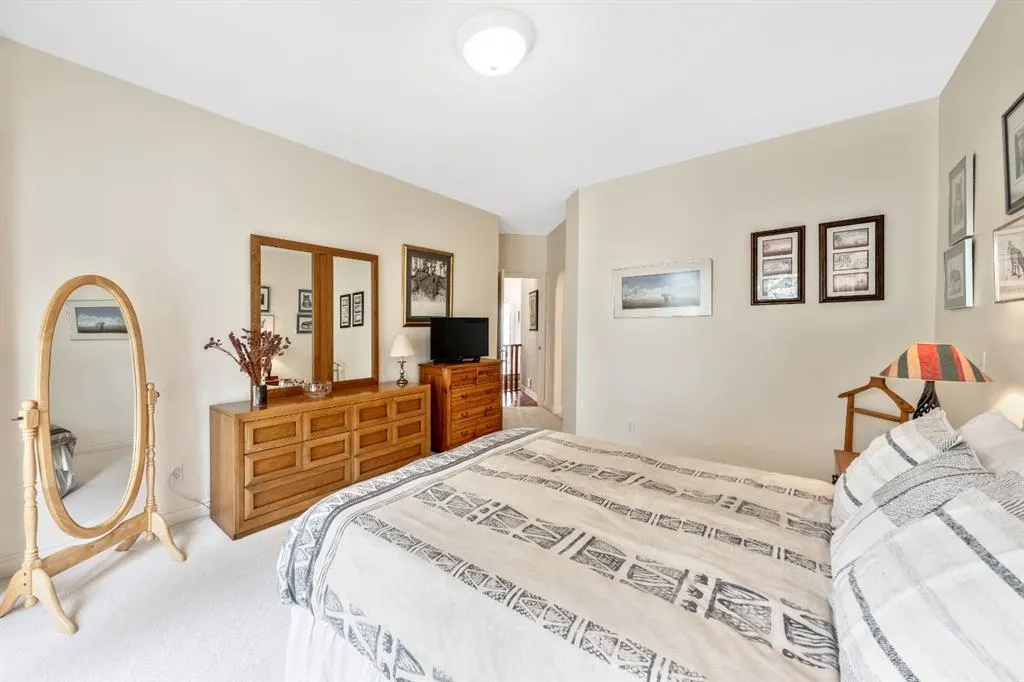 94 Simcoe Crescent SW