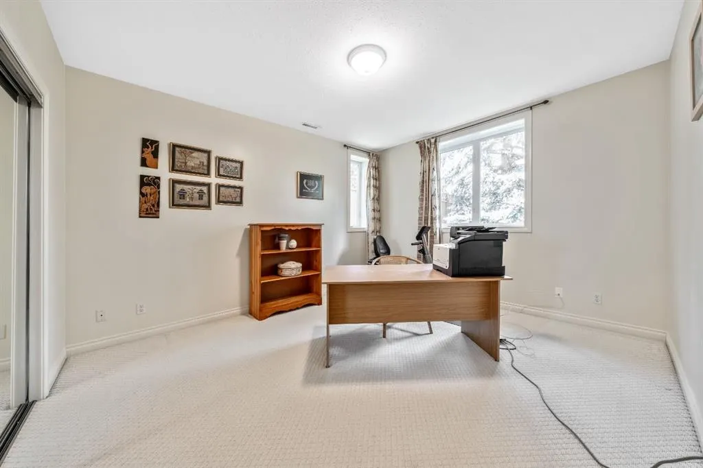 94 Simcoe Crescent SW
