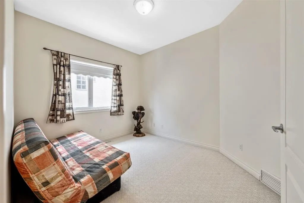 94 Simcoe Crescent SW