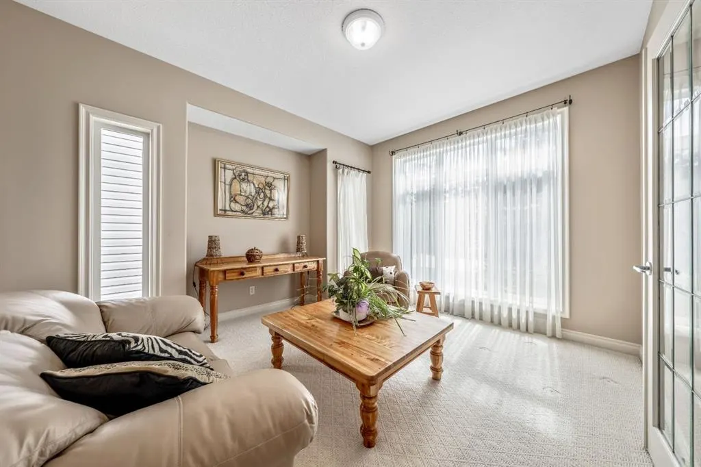 94 Simcoe Crescent SW