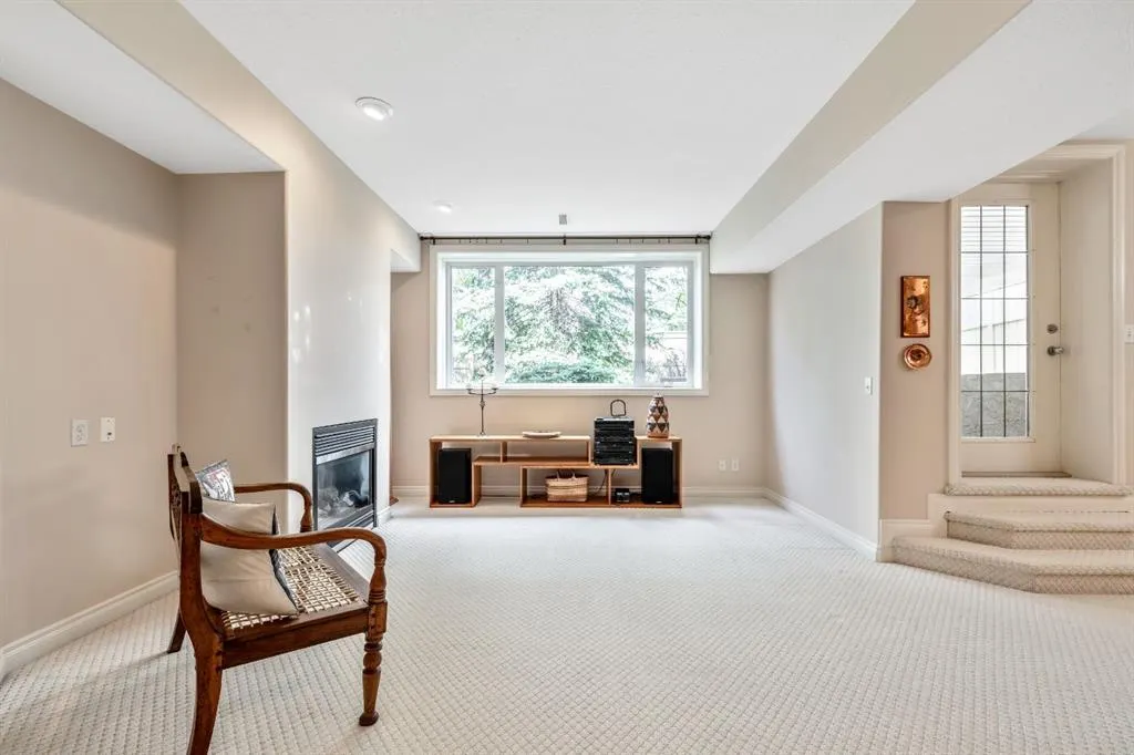 94 Simcoe Crescent SW