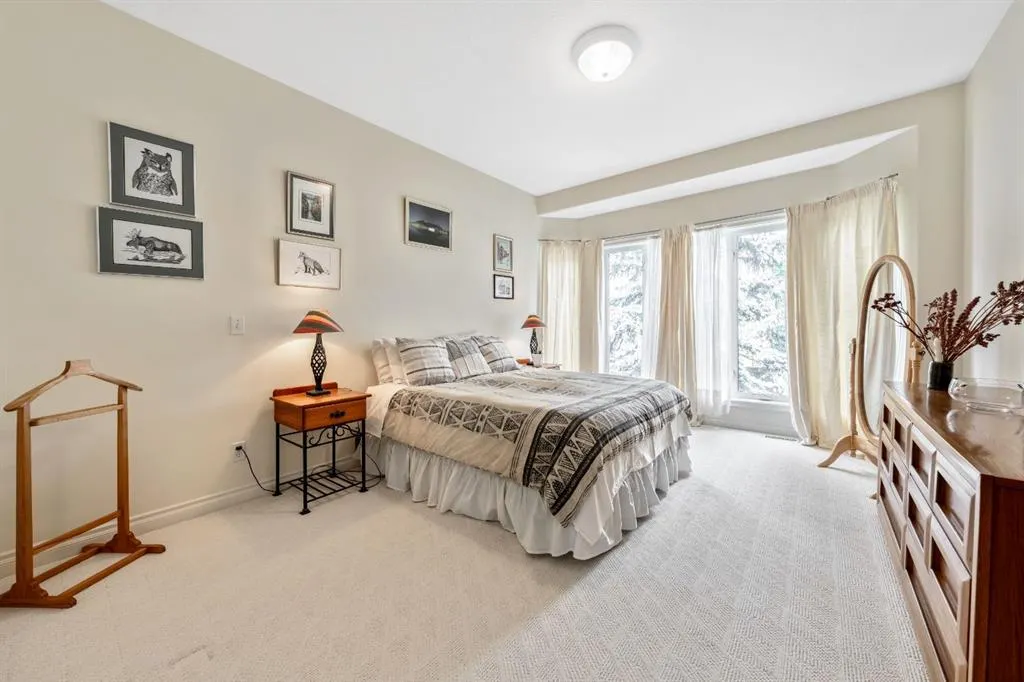 94 Simcoe Crescent SW