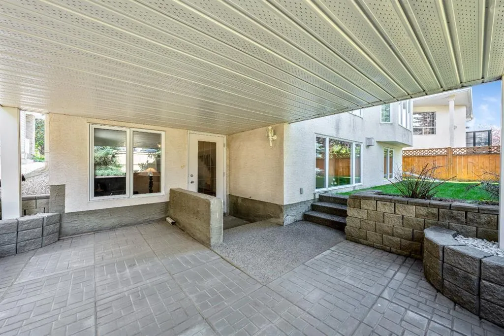 94 Simcoe Crescent SW