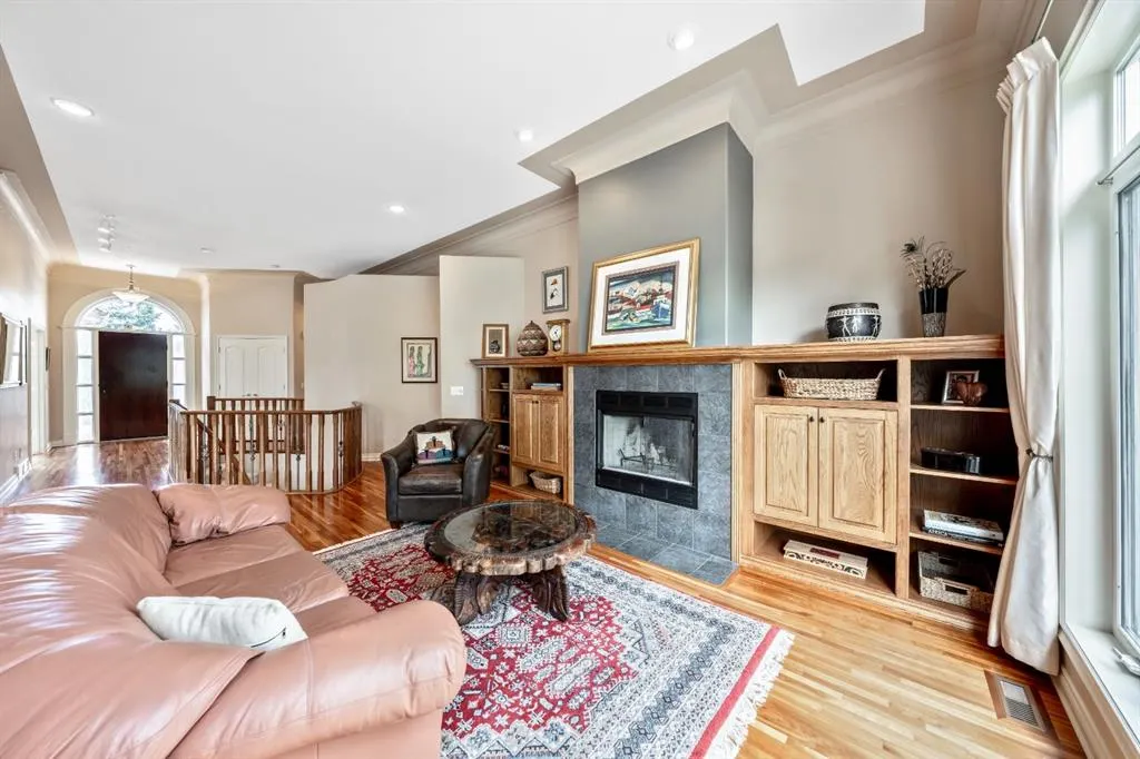 94 Simcoe Crescent SW