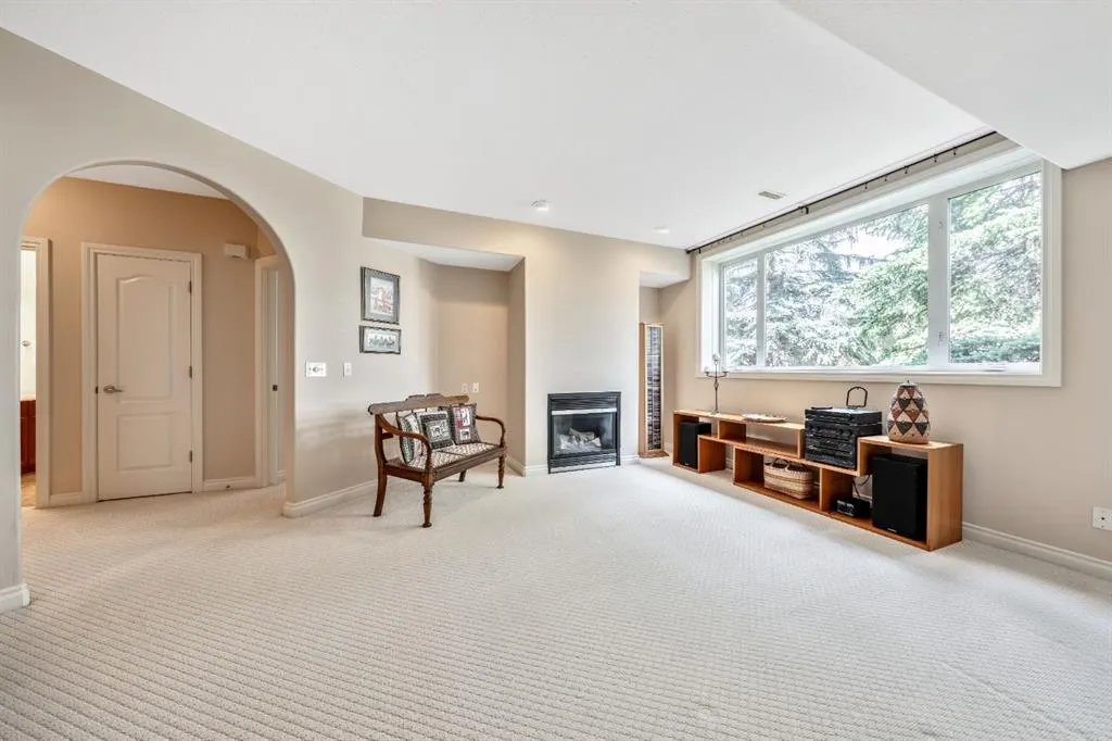 94 Simcoe Crescent SW