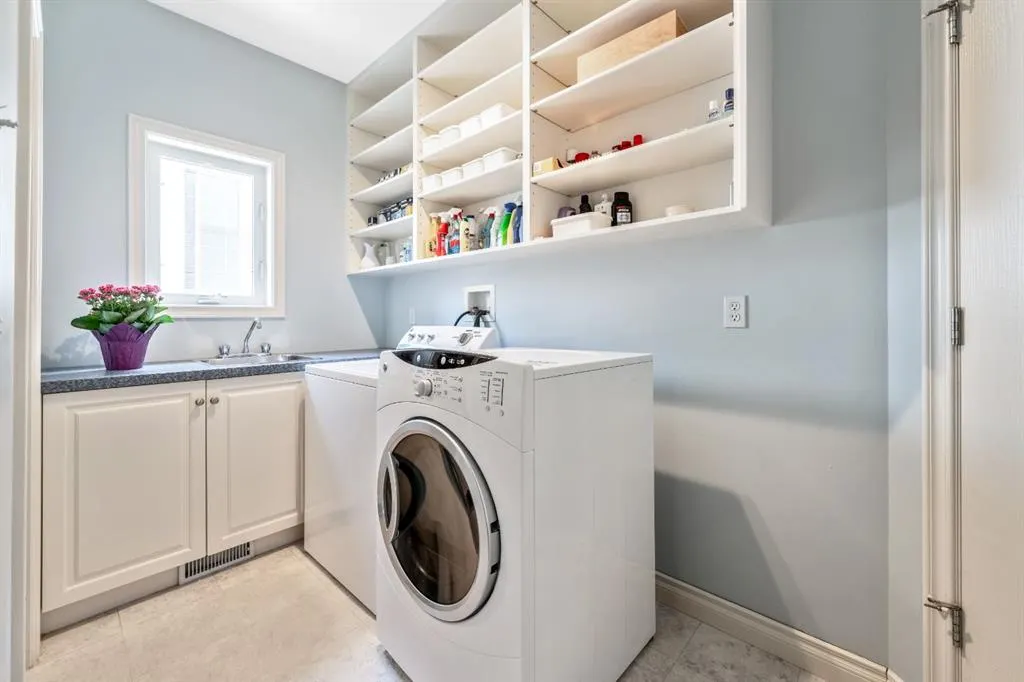94 Simcoe Crescent SW