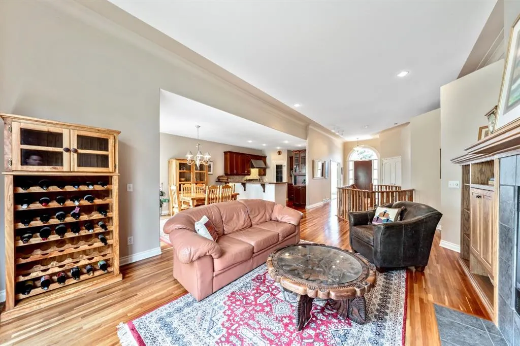 94 Simcoe Crescent SW