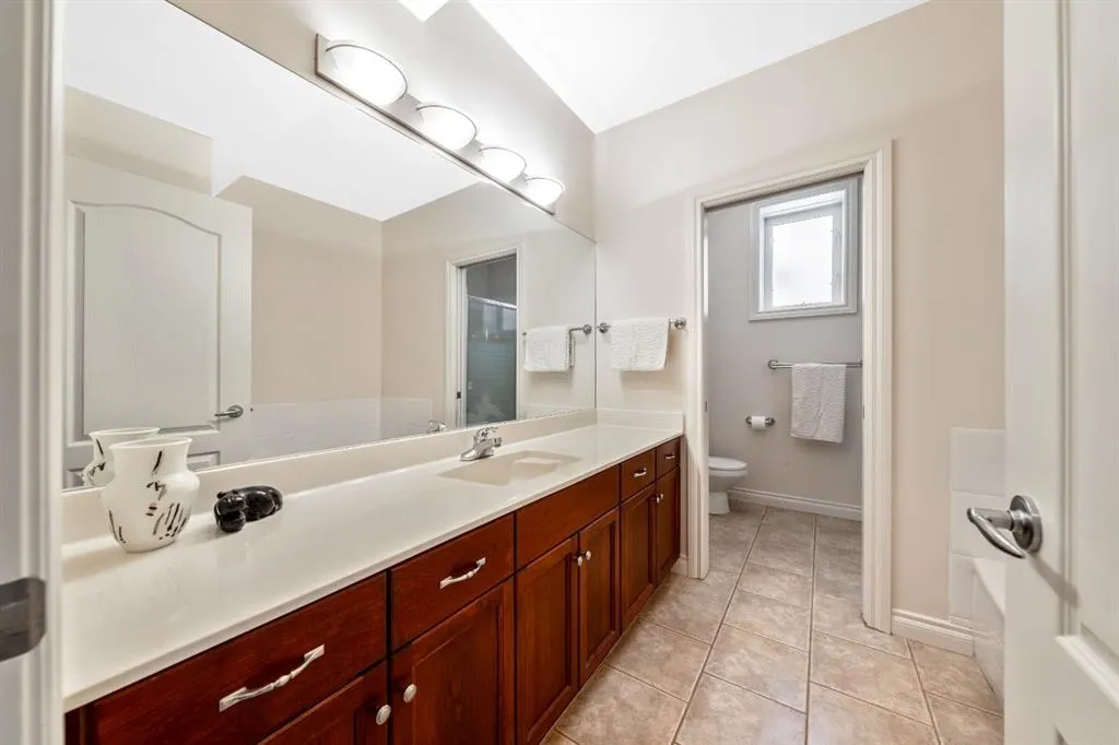 94 Simcoe Crescent SW
