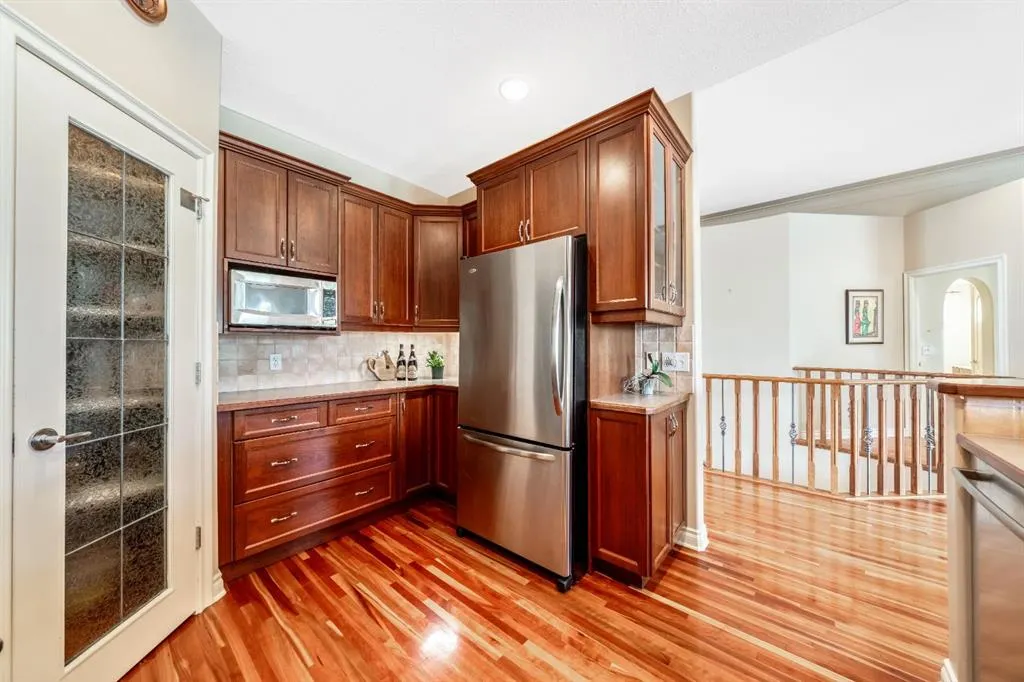 94 Simcoe Crescent SW