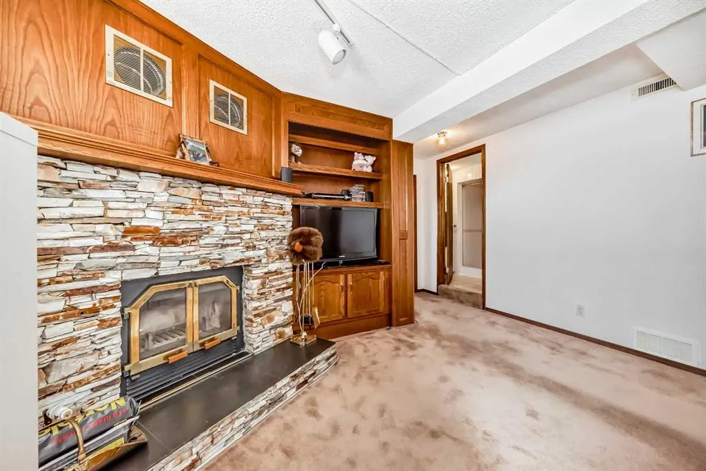 131 Ranchlands Court NW
