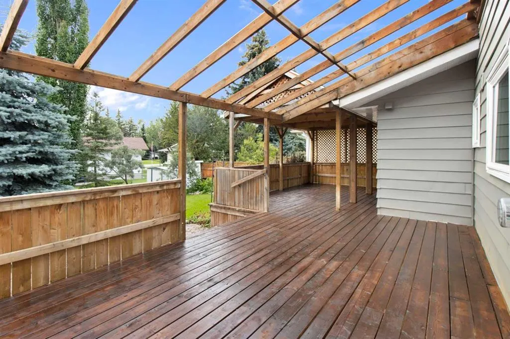 472 Cedarille Crescent SW