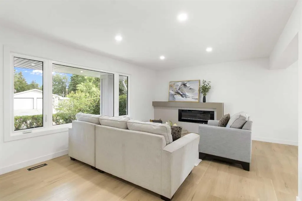 472 Cedarille Crescent SW