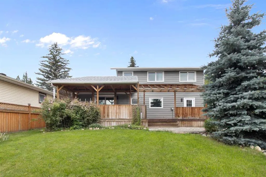 472 Cedarille Crescent SW