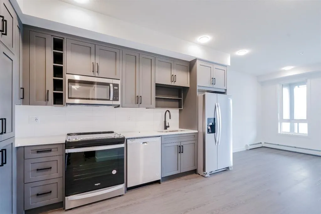 3932 University Avenue NW, #418