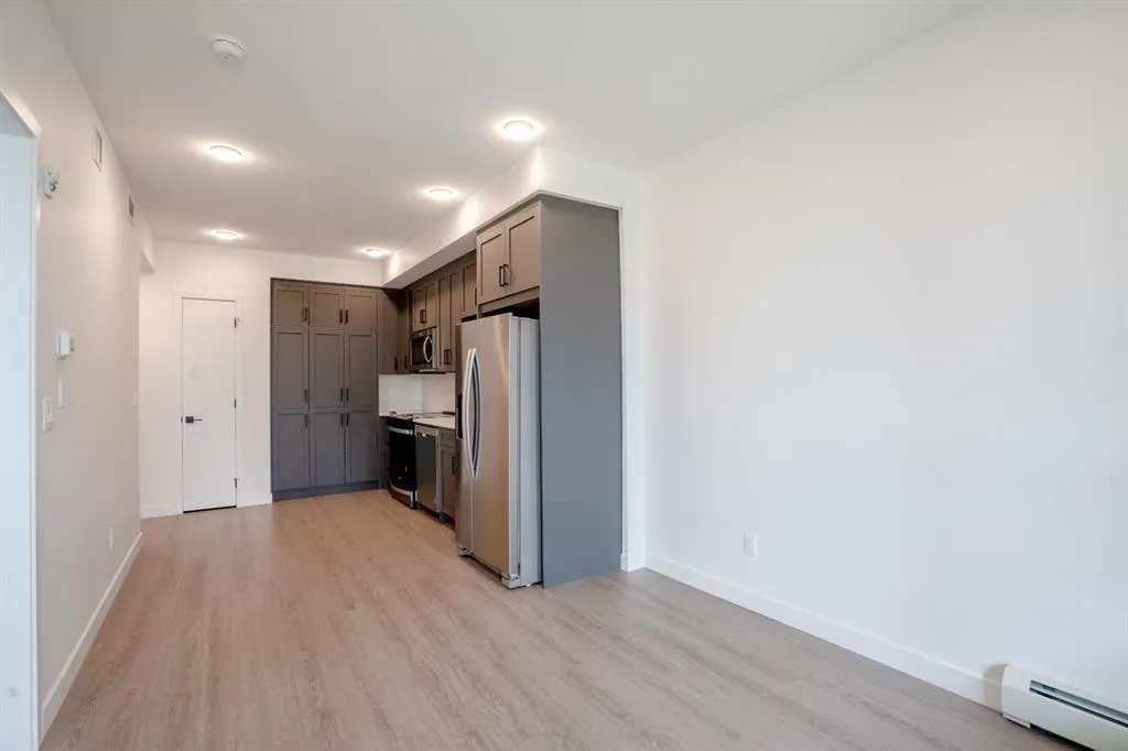 3932 University Avenue NW, #418