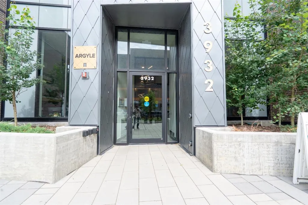 3932 University Avenue NW, #418