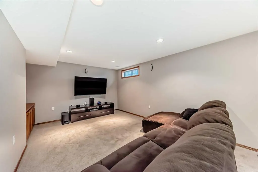 327 Riverview Place SE