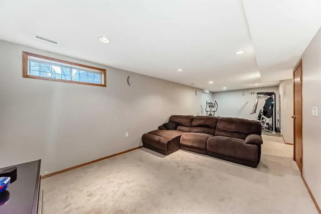 327 Riverview Place SE