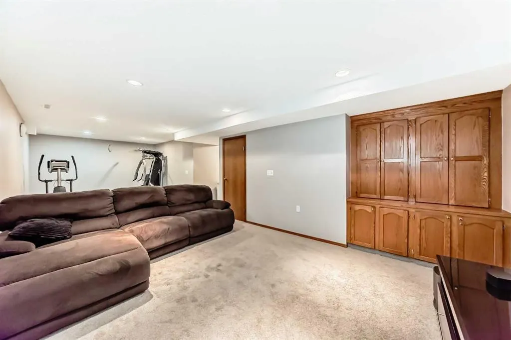 327 Riverview Place SE