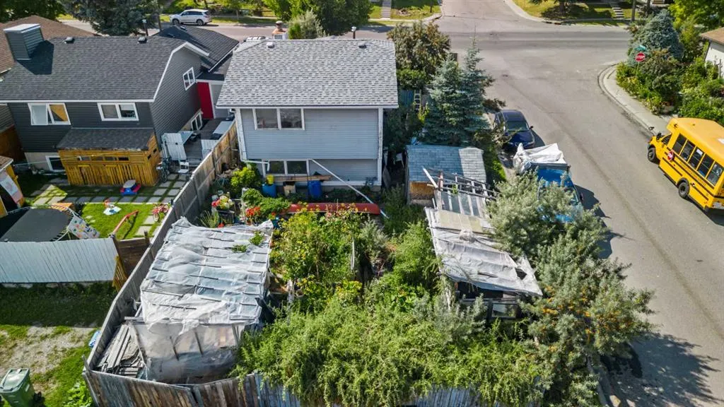 16 Tararidge Drive NE