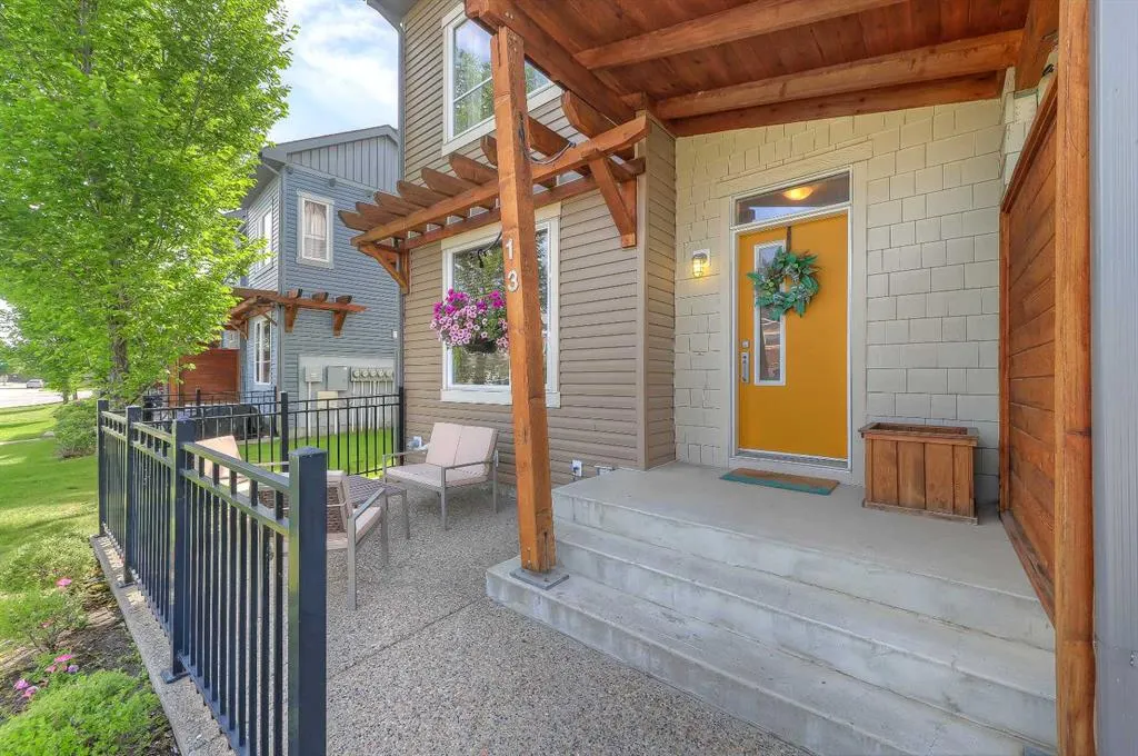 13 Chapalina Square SE