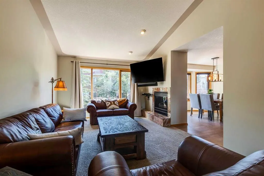 285 Hawkstone Drive NW
