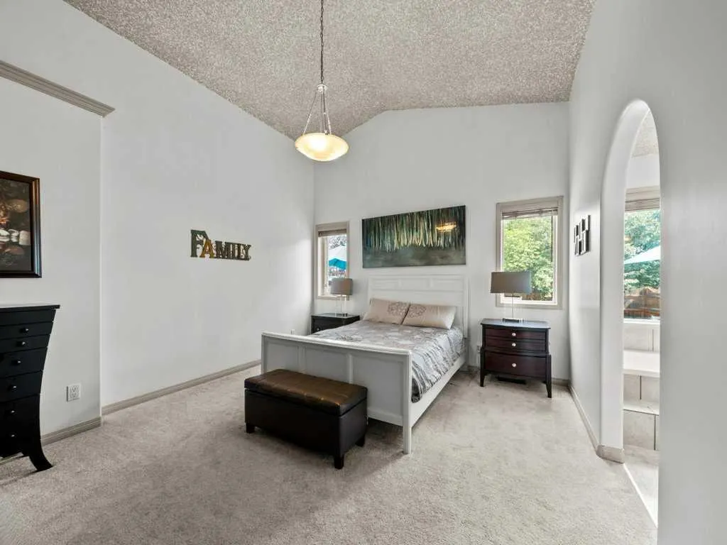 155 West Lakeview Passage