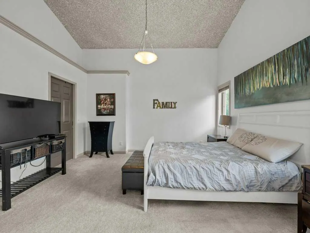 155 West Lakeview Passage