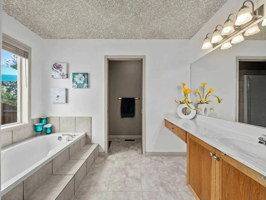 155 West Lakeview Passage