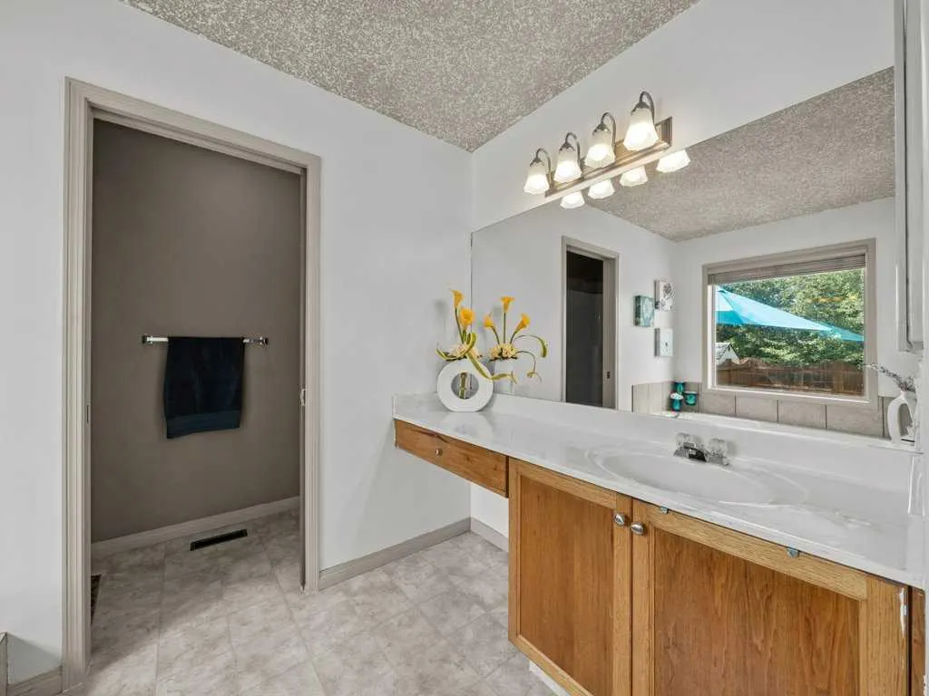 155 West Lakeview Passage