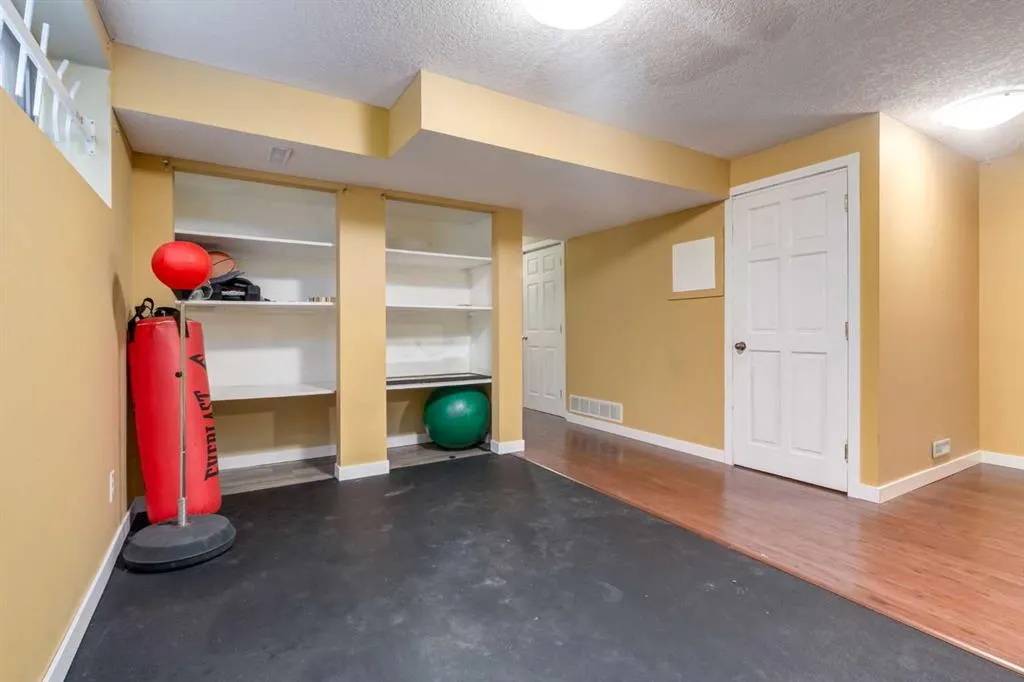 35 Bridlecrest Manor SW