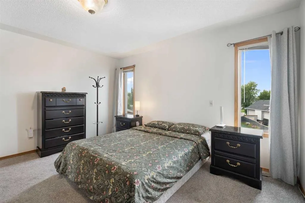 218 Martinglen Way NE