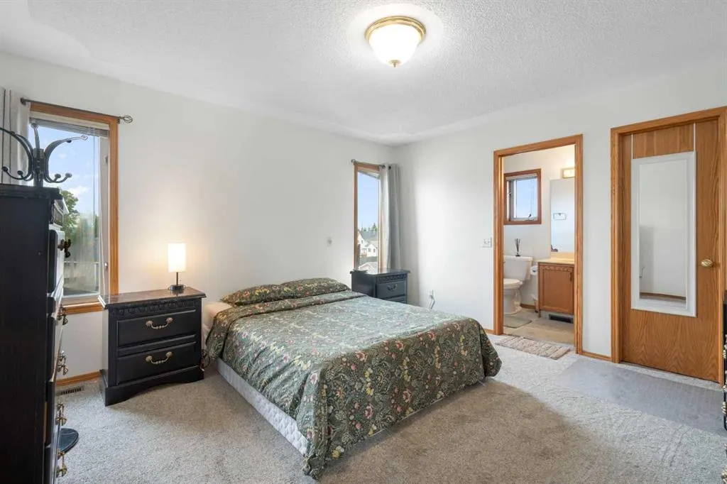 218 Martinglen Way NE