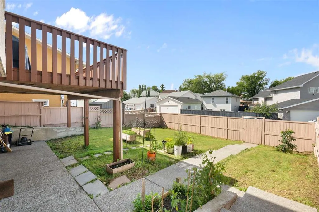 218 Martinglen Way NE