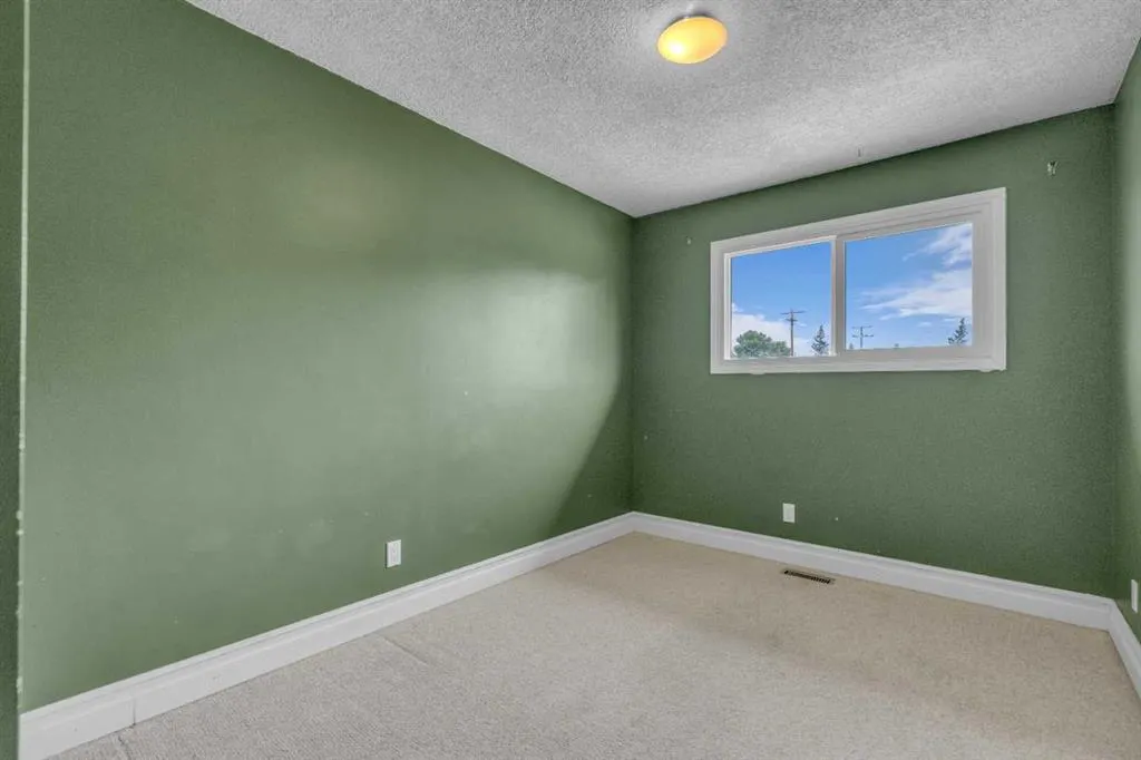 403 Queen Alexandra Way SE